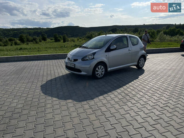 Серый Тойота Айго, объемом двигателя 1 л и пробегом 254 тыс. км за 5900 $, фото 2 на Automoto.ua