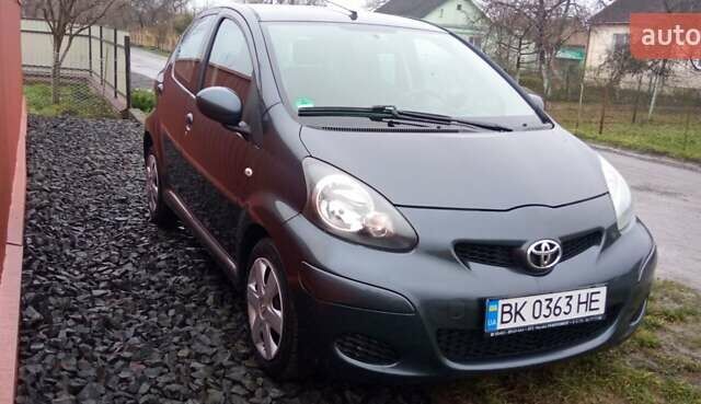 Серый Тойота Айго, объемом двигателя 1 л и пробегом 164 тыс. км за 4500 $, фото 5 на Automoto.ua
