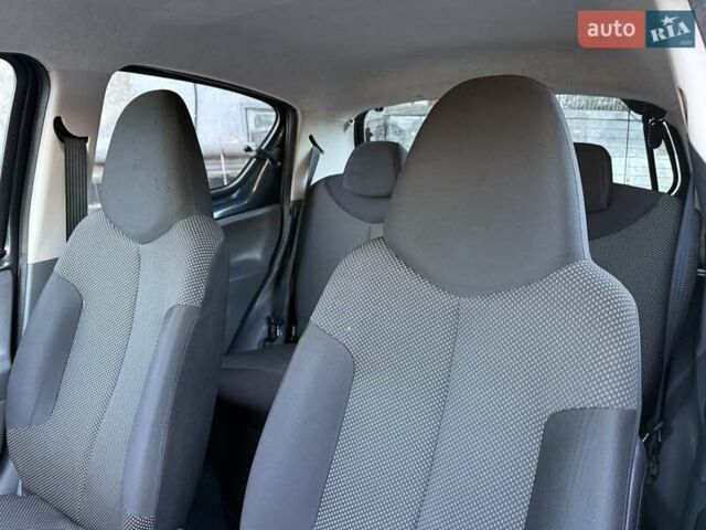 Серый Тойота Айго, объемом двигателя 1 л и пробегом 247 тыс. км за 4250 $, фото 38 на Automoto.ua