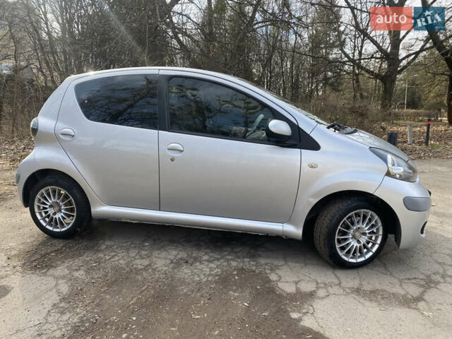 Серый Тойота Айго, объемом двигателя 1 л и пробегом 182 тыс. км за 5800 $, фото 3 на Automoto.ua