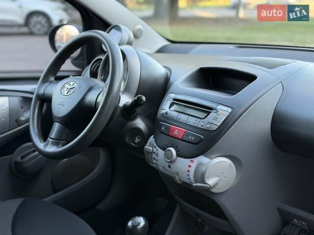 Серый Тойота Айго, объемом двигателя 1 л и пробегом 247 тыс. км за 4250 $, фото 28 на Automoto.ua