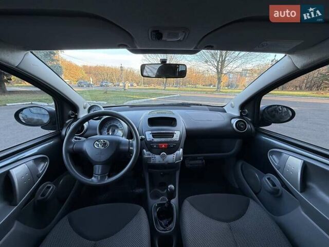 Серый Тойота Айго, объемом двигателя 1 л и пробегом 247 тыс. км за 4250 $, фото 42 на Automoto.ua