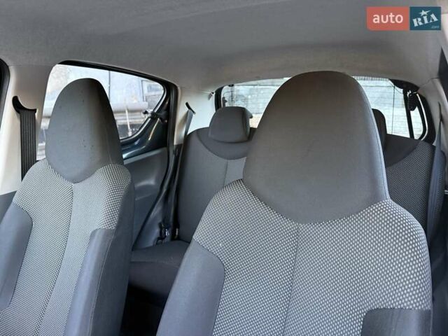 Серый Тойота Айго, объемом двигателя 1 л и пробегом 247 тыс. км за 4250 $, фото 39 на Automoto.ua