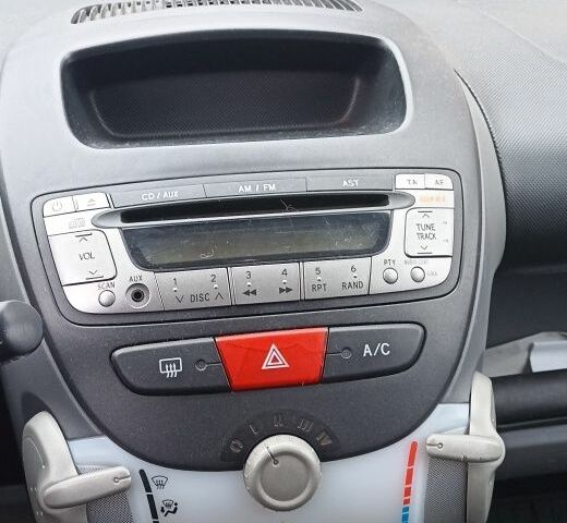Серый Тойота Айго, объемом двигателя 1 л и пробегом 224 тыс. км за 3900 $, фото 5 на Automoto.ua