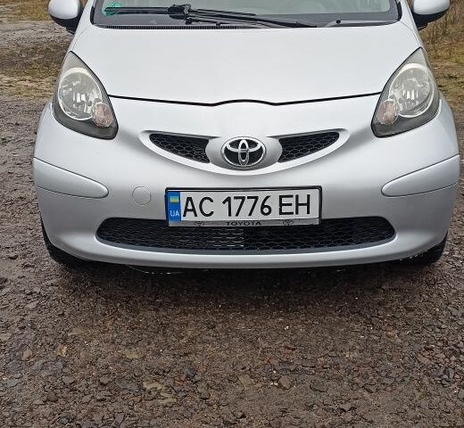 Серый Тойота Айго, объемом двигателя 1 л и пробегом 224 тыс. км за 3900 $, фото 2 на Automoto.ua