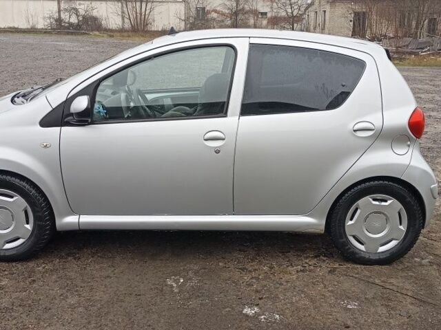 Серый Тойота Айго, объемом двигателя 1 л и пробегом 224 тыс. км за 3900 $, фото 1 на Automoto.ua
