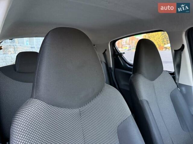 Серый Тойота Айго, объемом двигателя 1 л и пробегом 247 тыс. км за 4250 $, фото 27 на Automoto.ua