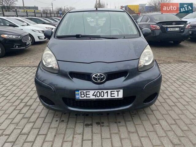 Серый Тойота Айго, объемом двигателя 1 л и пробегом 225 тыс. км за 4700 $, фото 3 на Automoto.ua