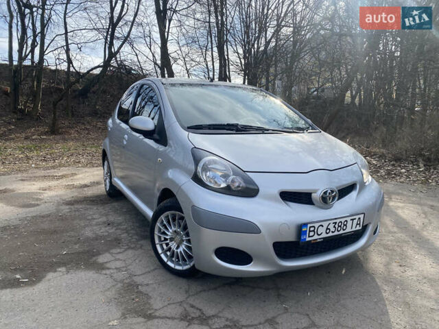 Серый Тойота Айго, объемом двигателя 1 л и пробегом 182 тыс. км за 5800 $, фото 2 на Automoto.ua