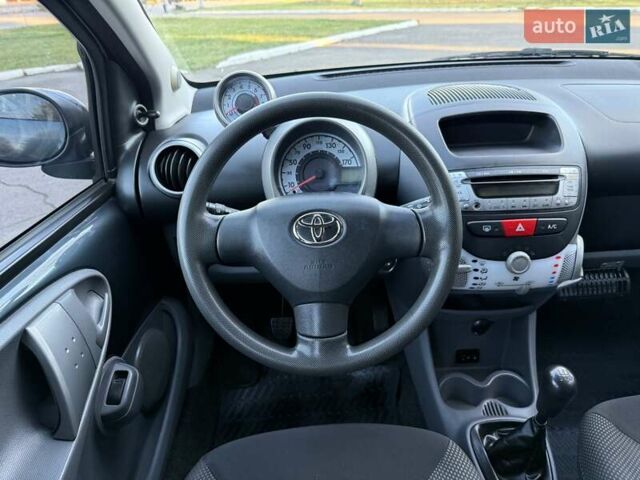 Серый Тойота Айго, объемом двигателя 1 л и пробегом 247 тыс. км за 4250 $, фото 46 на Automoto.ua