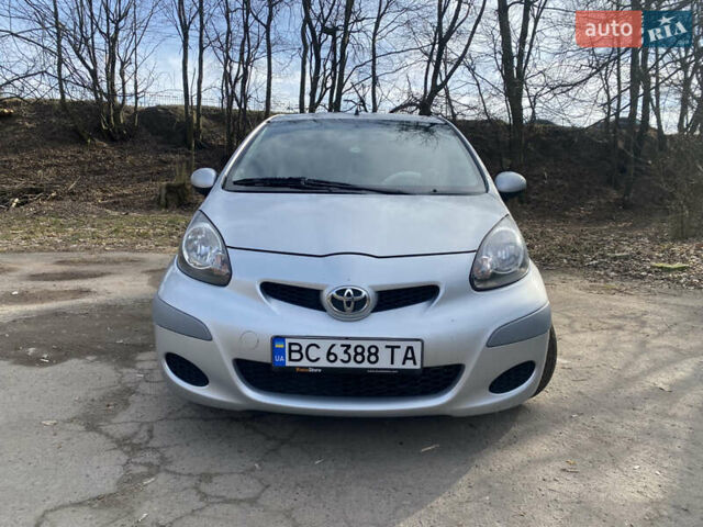 Серый Тойота Айго, объемом двигателя 1 л и пробегом 182 тыс. км за 5800 $, фото 1 на Automoto.ua