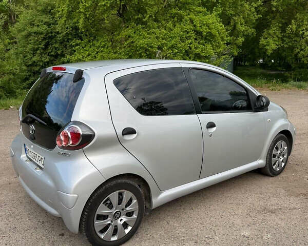 Серый Тойота Айго, объемом двигателя 1 л и пробегом 215 тыс. км за 4999 $, фото 2 на Automoto.ua