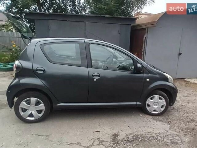 Сірий Тойота Айго, об'ємом двигуна 1 л та пробігом 160 тис. км за 4400 $, фото 2 на Automoto.ua