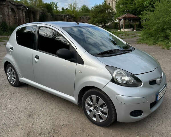 Серый Тойота Айго, объемом двигателя 1 л и пробегом 215 тыс. км за 4999 $, фото 1 на Automoto.ua
