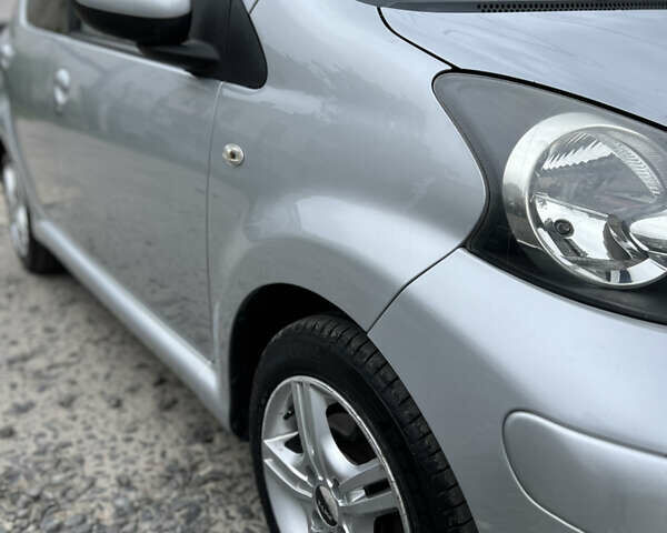 Сірий Тойота Айго, об'ємом двигуна 1 л та пробігом 197 тис. км за 5400 $, фото 4 на Automoto.ua