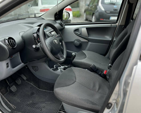 Сірий Тойота Айго, об'ємом двигуна 1 л та пробігом 197 тис. км за 5400 $, фото 6 на Automoto.ua