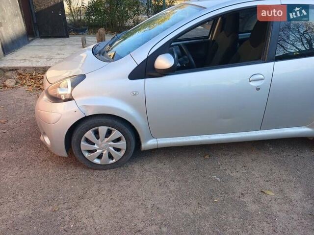 Серый Тойота Айго, объемом двигателя 1 л и пробегом 115 тыс. км за 4500 $, фото 1 на Automoto.ua