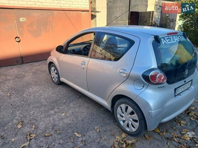 Серый Тойота Айго, объемом двигателя 1 л и пробегом 115 тыс. км за 4500 $, фото 3 на Automoto.ua