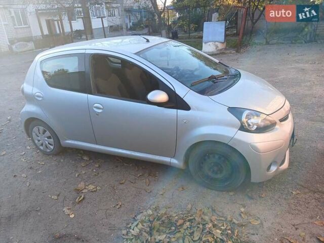 Серый Тойота Айго, объемом двигателя 1 л и пробегом 115 тыс. км за 4500 $, фото 4 на Automoto.ua