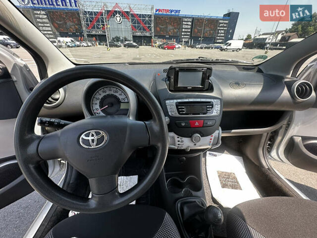 Серый Тойота Айго, объемом двигателя 1 л и пробегом 99 тыс. км за 6000 $, фото 8 на Automoto.ua