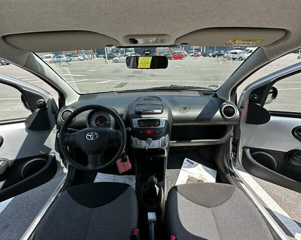 Серый Тойота Айго, объемом двигателя 1 л и пробегом 99 тыс. км за 6000 $, фото 9 на Automoto.ua