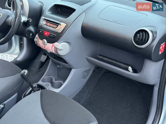 Синій Тойота Айго, об'ємом двигуна 1 л та пробігом 142 тис. км за 3999 $, фото 66 на Automoto.ua