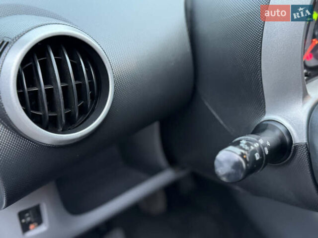 Синій Тойота Айго, об'ємом двигуна 1 л та пробігом 142 тис. км за 3999 $, фото 27 на Automoto.ua