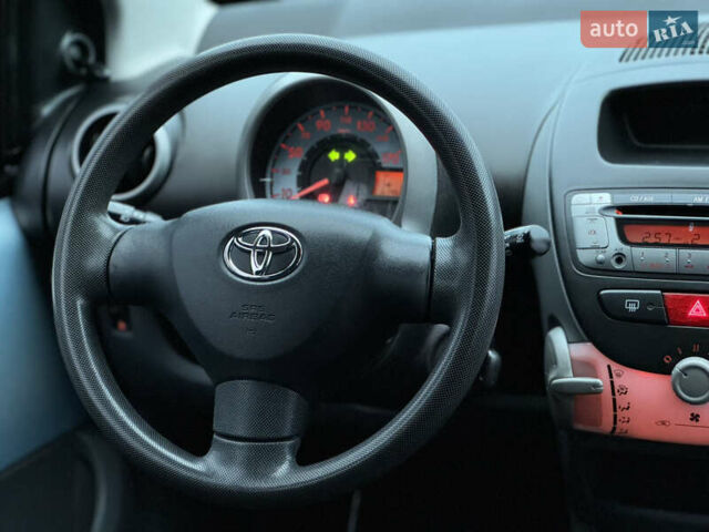 Синій Тойота Айго, об'ємом двигуна 1 л та пробігом 142 тис. км за 3999 $, фото 39 на Automoto.ua