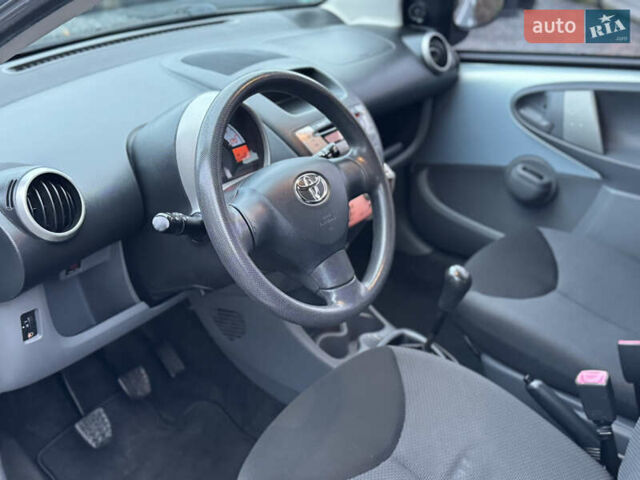 Синій Тойота Айго, об'ємом двигуна 1 л та пробігом 142 тис. км за 3999 $, фото 29 на Automoto.ua
