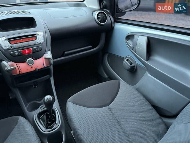 Синій Тойота Айго, об'ємом двигуна 1 л та пробігом 142 тис. км за 3999 $, фото 28 на Automoto.ua