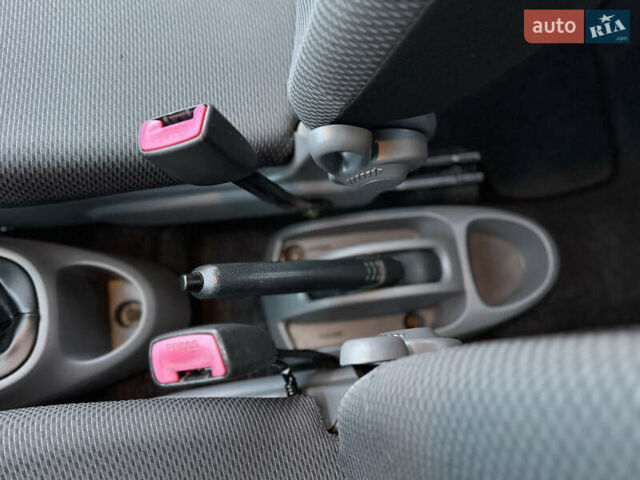 Синій Тойота Айго, об'ємом двигуна 1 л та пробігом 142 тис. км за 3999 $, фото 23 на Automoto.ua