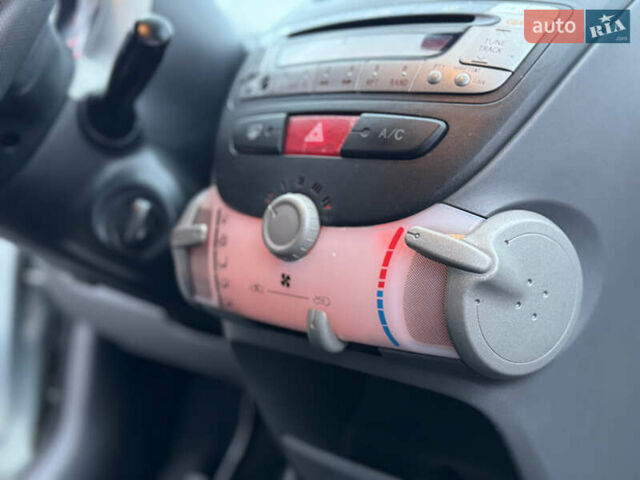 Синій Тойота Айго, об'ємом двигуна 1 л та пробігом 142 тис. км за 3999 $, фото 25 на Automoto.ua