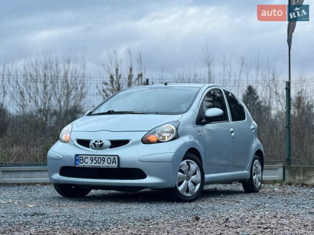 Синій Тойота Айго, об'ємом двигуна 1 л та пробігом 142 тис. км за 3999 $, фото 3 на Automoto.ua