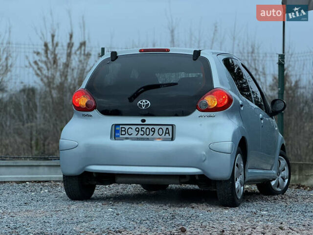 Синій Тойота Айго, об'ємом двигуна 1 л та пробігом 142 тис. км за 3999 $, фото 48 на Automoto.ua