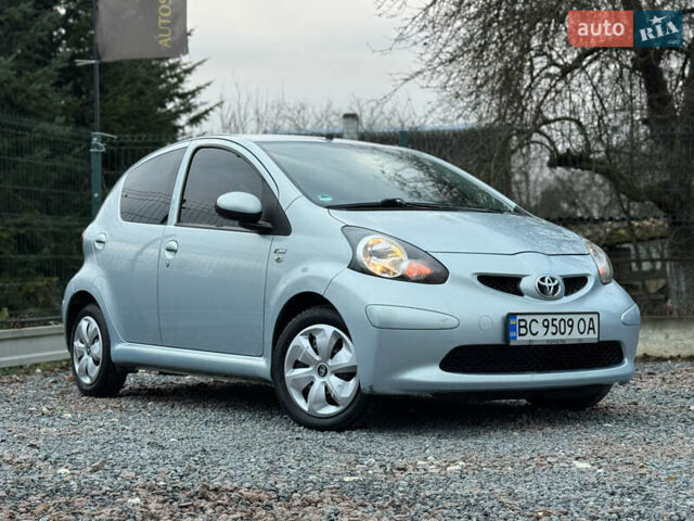Синій Тойота Айго, об'ємом двигуна 1 л та пробігом 142 тис. км за 3999 $, фото 68 на Automoto.ua