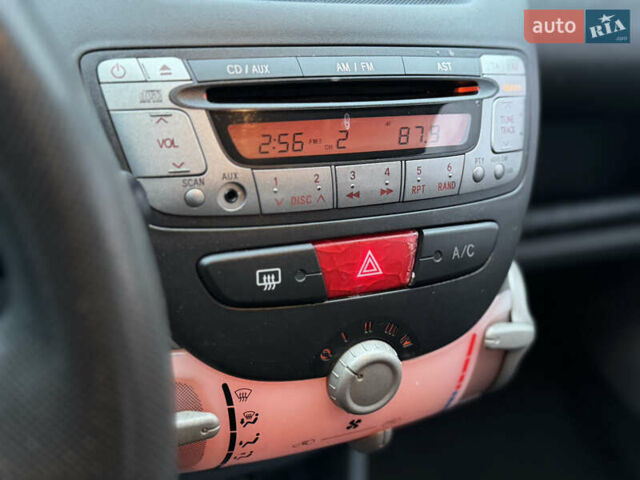 Синій Тойота Айго, об'ємом двигуна 1 л та пробігом 142 тис. км за 3999 $, фото 24 на Automoto.ua