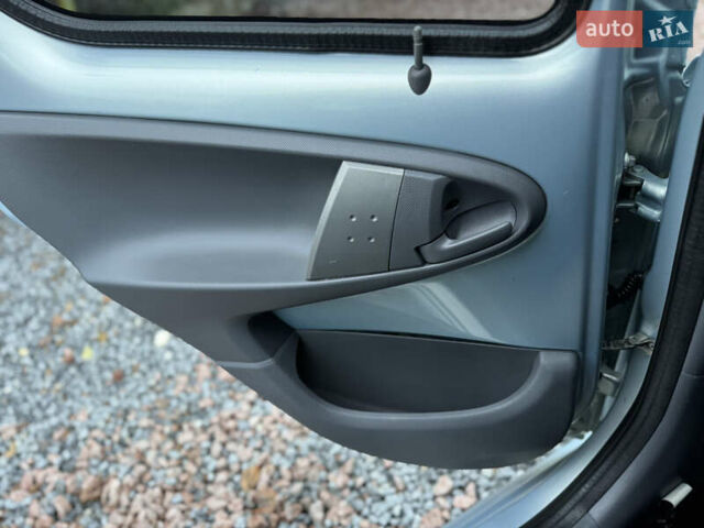 Синій Тойота Айго, об'ємом двигуна 1 л та пробігом 142 тис. км за 3999 $, фото 54 на Automoto.ua