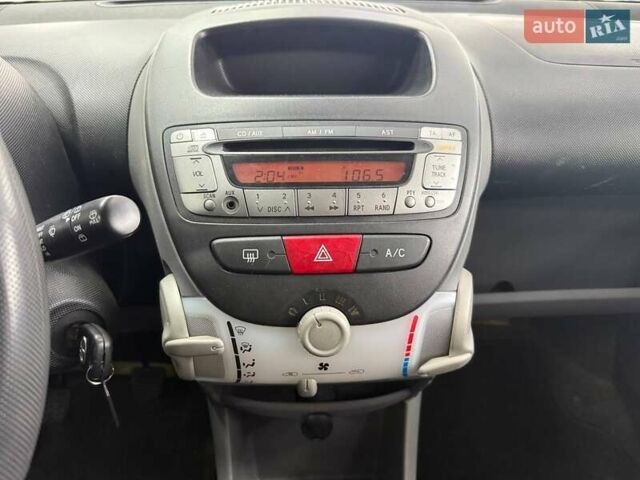 Синий Тойота Айго, объемом двигателя 1 л и пробегом 122 тыс. км за 4490 $, фото 18 на Automoto.ua