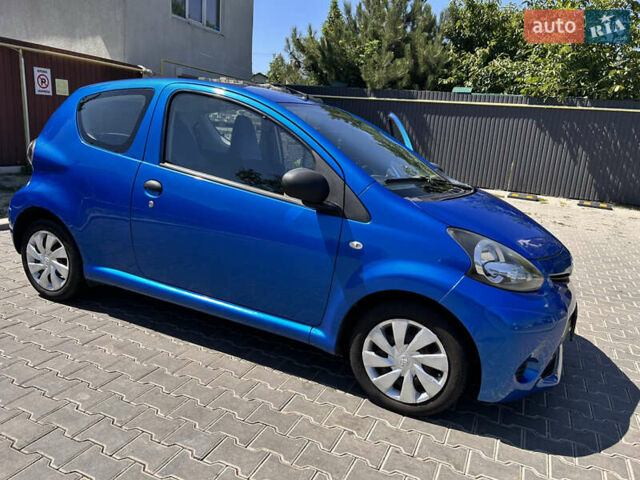 Синий Тойота Айго, объемом двигателя 1 л и пробегом 253 тыс. км за 4500 $, фото 2 на Automoto.ua