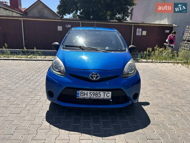Синий Тойота Айго, объемом двигателя 1 л и пробегом 253 тыс. км за 4500 $, фото 1 на Automoto.ua