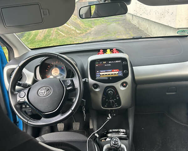 Синий Тойота Айго, объемом двигателя 1 л и пробегом 133 тыс. км за 6000 $, фото 5 на Automoto.ua