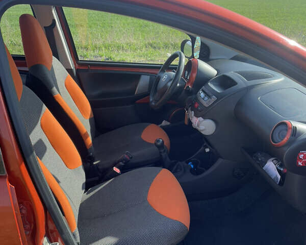 Оранжевый Тойота Айго, объемом двигателя 1 л и пробегом 138 тыс. км за 5450 $, фото 3 на Automoto.ua