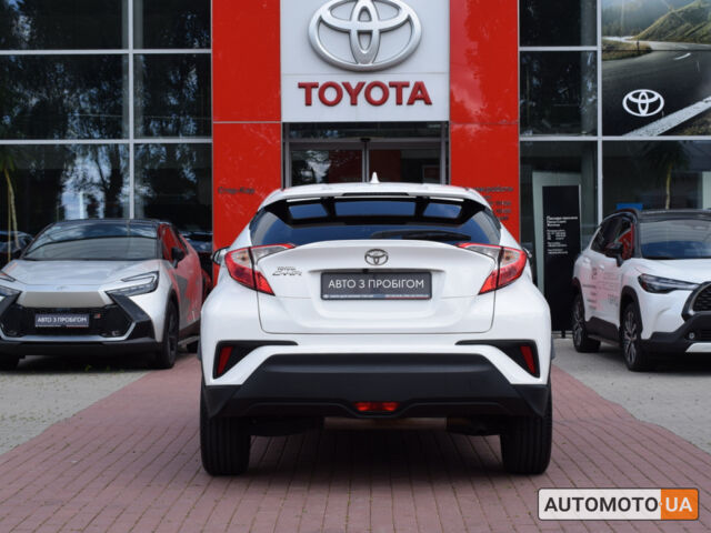 Белый Тойота C-HR, объемом двигателя 2 л и пробегом 62 тыс. км за 19800 $, фото 3 на Automoto.ua