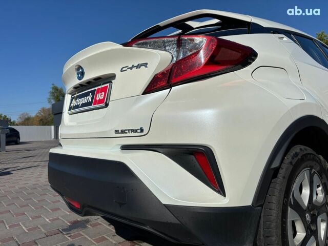 Белый Тойота C-HR, объемом двигателя 0 л и пробегом 75 тыс. км за 18990 $, фото 11 на Automoto.ua