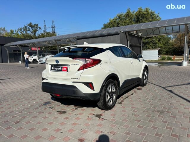 Белый Тойота C-HR, объемом двигателя 0 л и пробегом 75 тыс. км за 18990 $, фото 4 на Automoto.ua