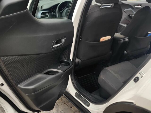 Белый Тойота C-HR, объемом двигателя 1.8 л и пробегом 86 тыс. км за 28000 $, фото 13 на Automoto.ua