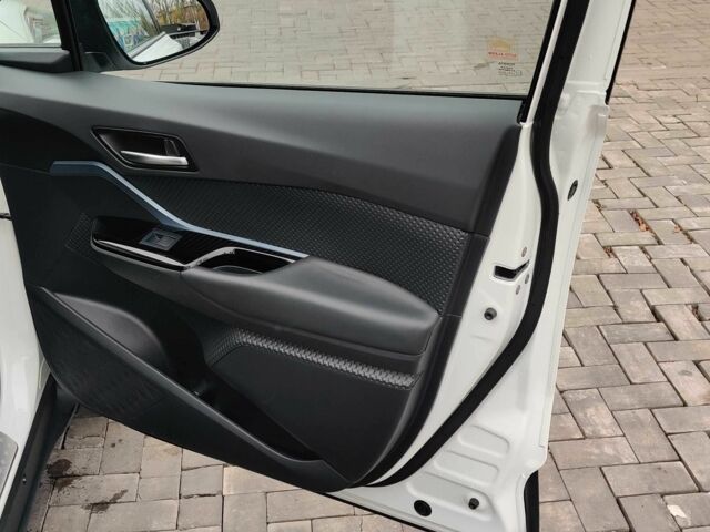 Белый Тойота C-HR, объемом двигателя 1.8 л и пробегом 86 тыс. км за 28000 $, фото 11 на Automoto.ua