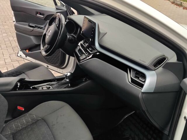 Белый Тойота C-HR, объемом двигателя 1.8 л и пробегом 86 тыс. км за 28000 $, фото 5 на Automoto.ua