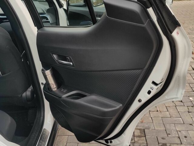 Белый Тойота C-HR, объемом двигателя 1.8 л и пробегом 86 тыс. км за 28000 $, фото 12 на Automoto.ua