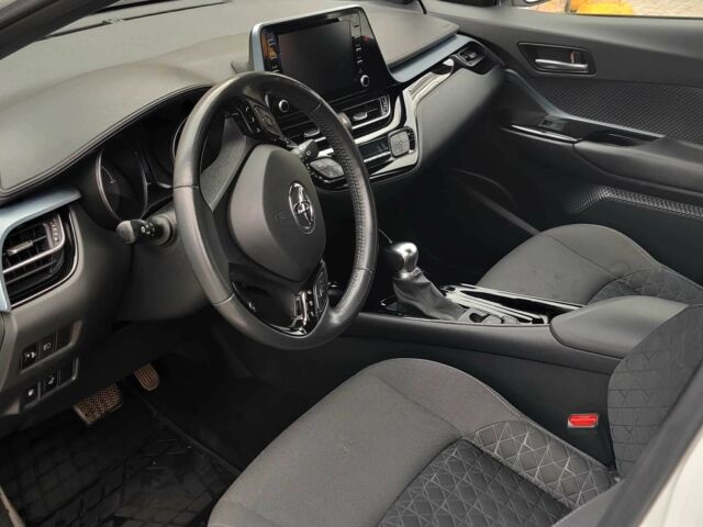 Белый Тойота C-HR, объемом двигателя 1.8 л и пробегом 86 тыс. км за 28000 $, фото 6 на Automoto.ua